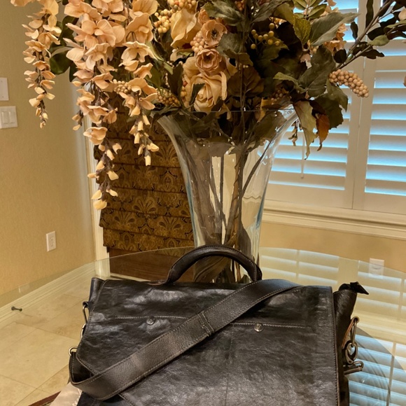 THE SITKA MESSENGER BAG BY KODIAK LEATHER COMPANY - Picture 3 of 11